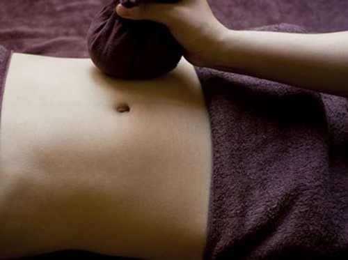 Chườm bụng giúp giảm eo cho Mẹ sau sinh