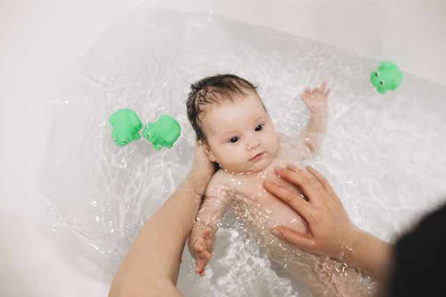 Những LƯU Ý khi tắm trẻ sơ sinh mẹ nhất định phải nhớ