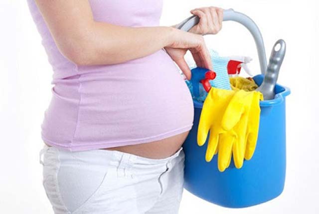 Mẹ bầu nên hạn chế tiếp xúc với hóa chất và nơi nhiều vi khuẩn (nguồn: Ecoclean)
